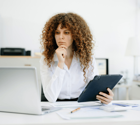 A person preparing for the SAFE MLO exam using Prepsaret online resources